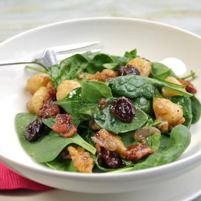 nhoque e salada de espinafre murchas