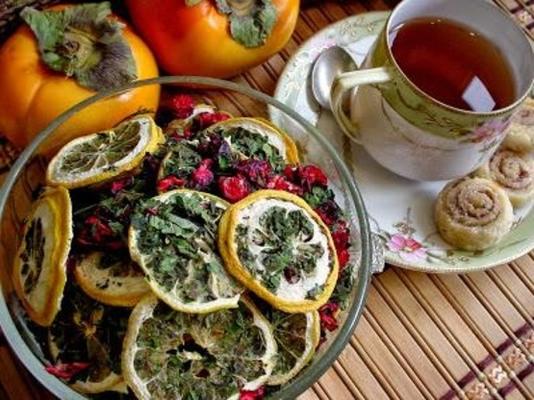 frutas secas caseiras e chá de ervas