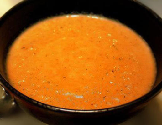 Sopa de cenoura-parsnip com chips de parsnip