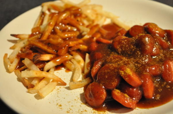 estilo alemão da salsicha do caril (currywurst) do cozinheiro chefe alemão