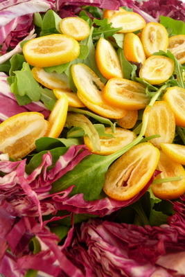 salada de verdes amargos com kumquat