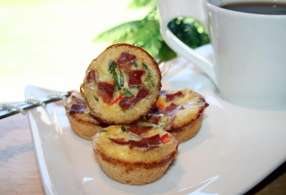 picadas de quiche de limão e gruyere sem glúten