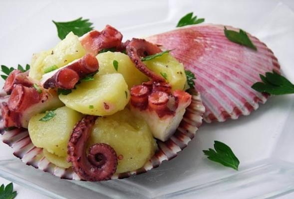 panela de pressão de batata e salada de polvo