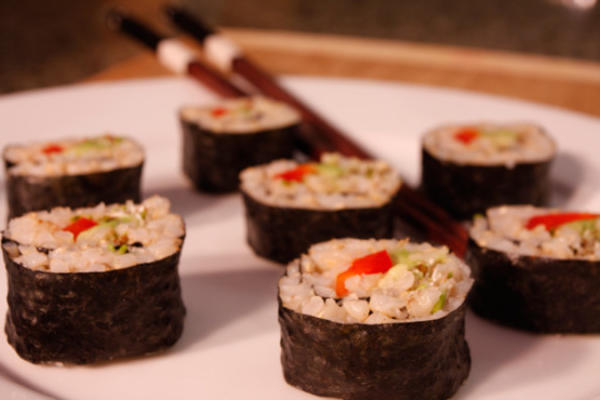 sushi de abacate saudável com arroz integral