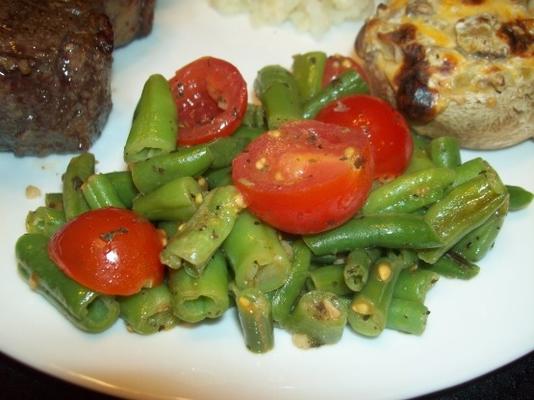 feijão verde com salada de tomate