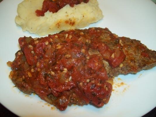 Keftethes gregos cobertos com molho de tomate