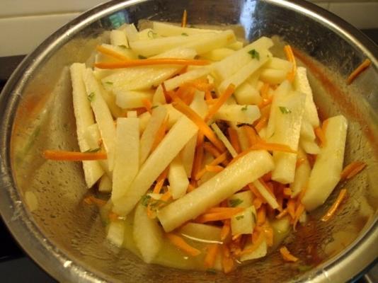 Salada de jicama com pedaços de cenoura e molho cítrico
