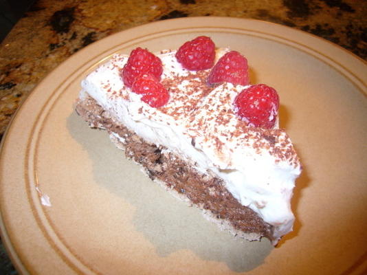 chocolate pavlova com framboesas e creme