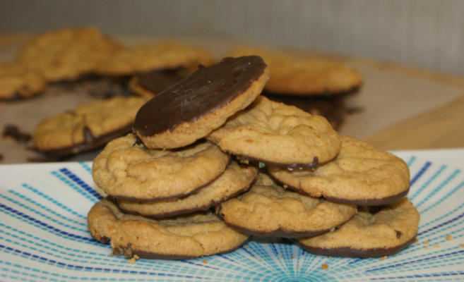 biscoitos de manteiga de amendoim livre de glúten mergulhados em chocolate
