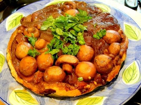 cebola vermelha, cogumelo e queijo azul tarte tatin