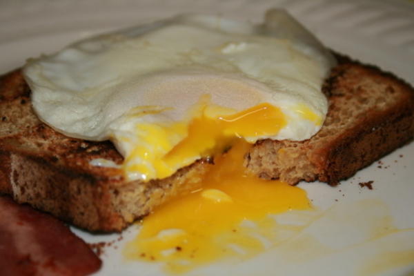 ovo escorrendo perfeito sobre torrada (sem óleo, frigideira antiaderente)