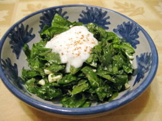 salada de espinafre com queijo feta e noz-moscada