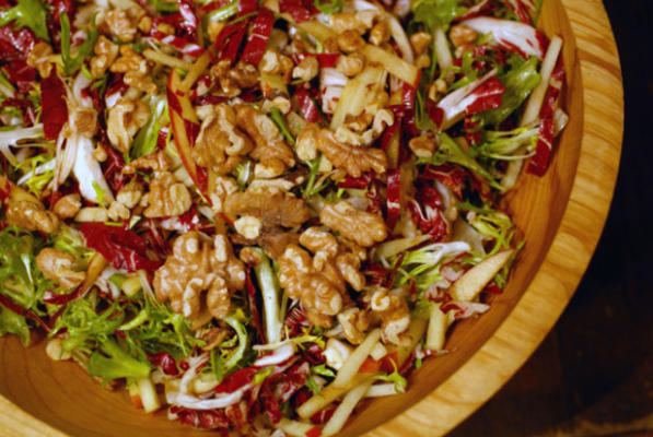 salada de radicchio com frisee e maçãs