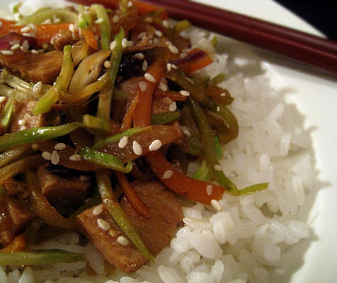 carne de porco asiática e vegetariana stir fry