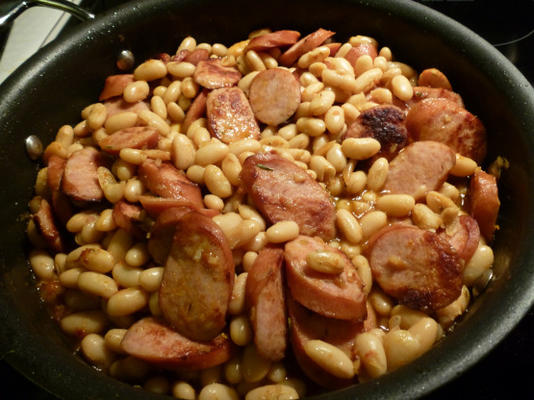 kielbasa cassoulet (w / beans) - prato com um prato