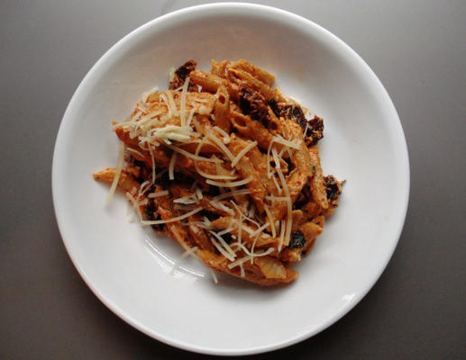 penne com tomate seco e queijo de cabra