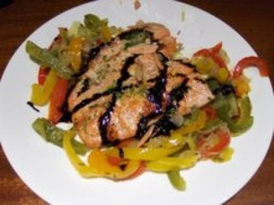 salmão assado com peperonata e xarope balsâmico
