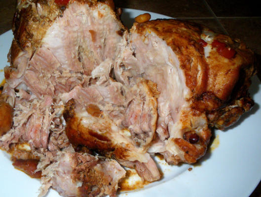 assado de carne de porco de panela de barro com molho de feijão preto