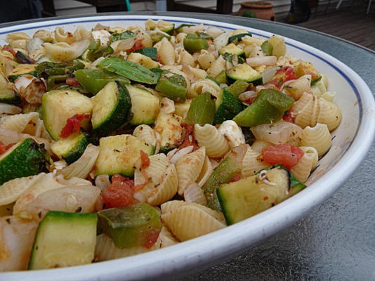 Verão em uma tigela aka legumes grelhados macarrão