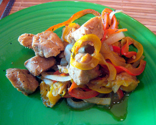 medalhões de bisão com pimenta vermelha e laranja relish