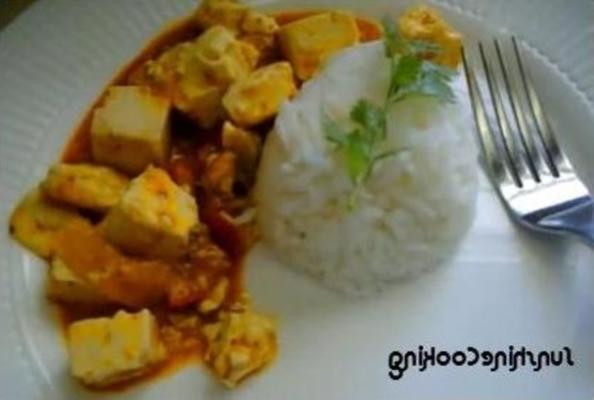 caril vermelho cozinhado tailandês do tofu tailandês com vegetais