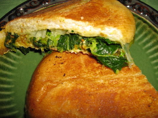panini verde com pimentos assados ​​e queijo gruyere