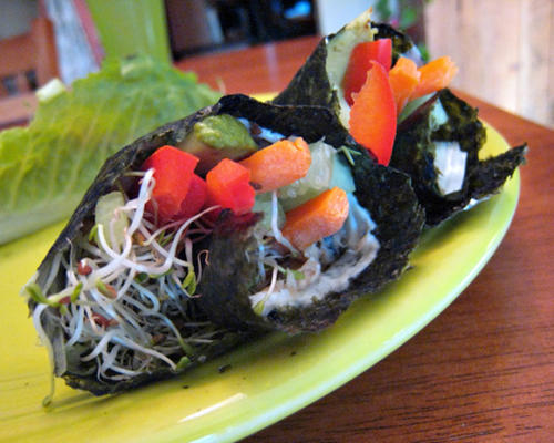 rolo de mão livre de arroz sushi de salmão defumado