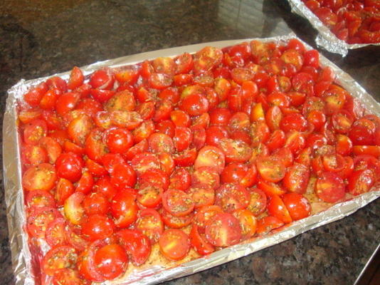 massa de cabelo de anjo com tomates assados ​​no fogo