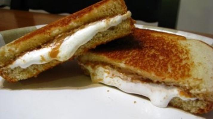 sanduíche de fluffernutter (manteiga de amendoim, nutella, marshmallow)