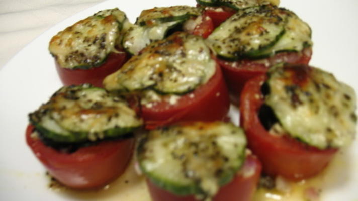 marmie cozido / grelhado recheado tomates estilo grego