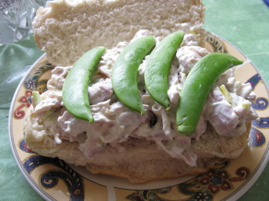 sanduíche de salada de frango com gengibre