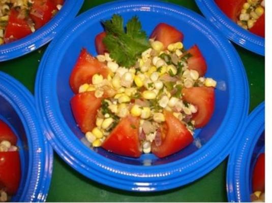 salada de tomate de verão com molho de milho