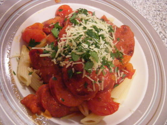 rigatoni com chouriço e tomate