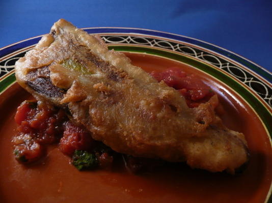 chiles de cerveja battered rellenos com salsa chipotle quente