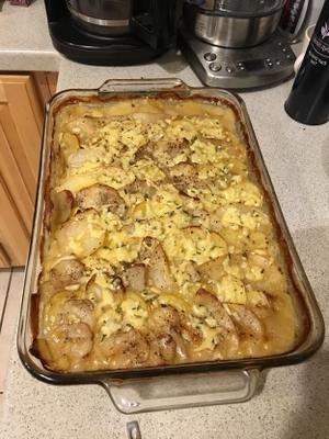 caçarola de batata de férias com gouda, alho e tomilho