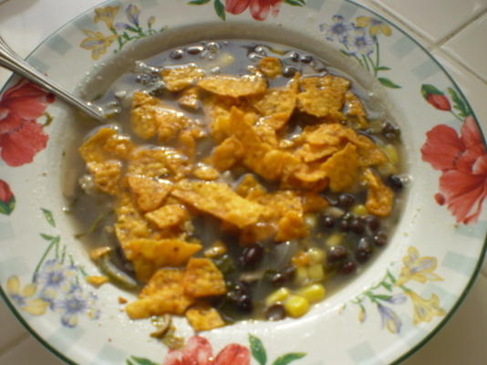sopa de tortilla de feijão preto