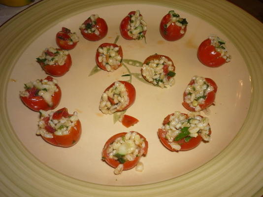 tomates-cereja recheados com cevada salada de pepino cevada