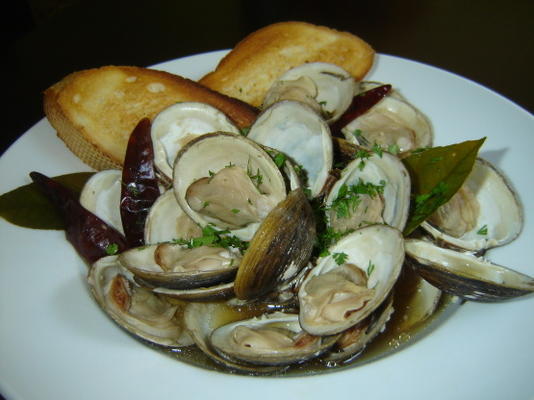 amêijoas no vapor com manjericão tailandês e chiles