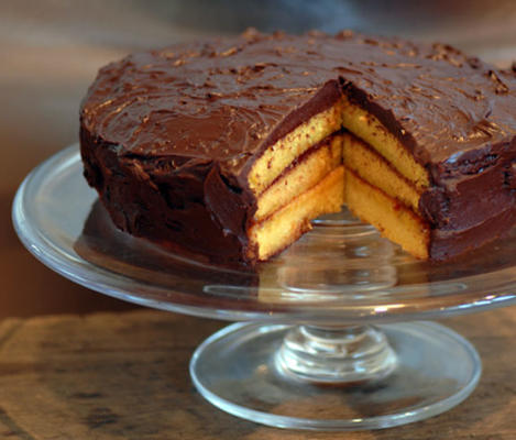 torta de baunilha com recheio de framboesa e cobertura de chocolate