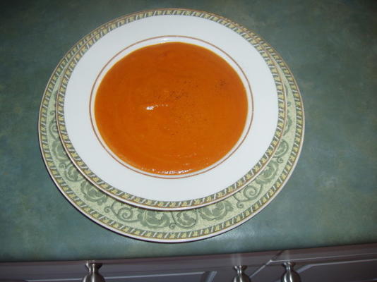 tina assada com pimenta vermelha e sopa de tomate
