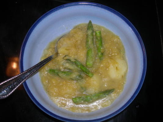 Sopa de espargos, alho-poró e batata de rho