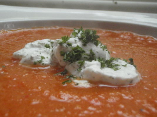 Pimentão assado e sopa de tomate com endro creme fraiche