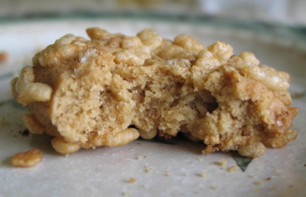 bolinhos de amendoim crocantes (com arroz krispies revestimento!)