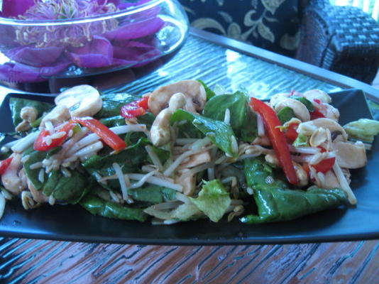 salada de espinafre com castanha de caju e brotos de feijão