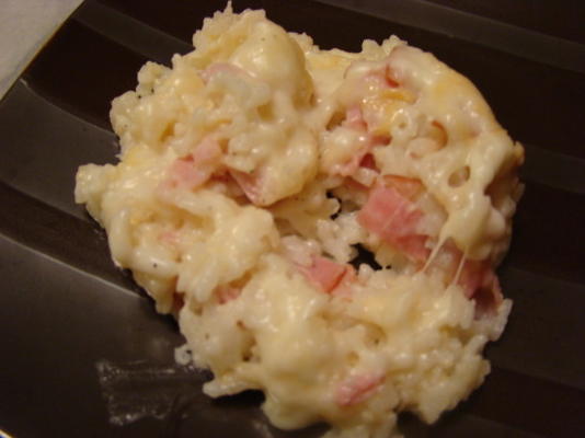 Caçarola de arroz cozido com queijo e presunto