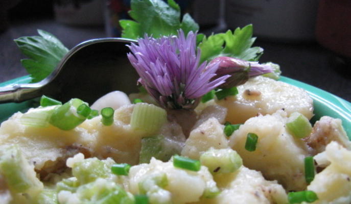 salada de batata com aipo e cebolinha