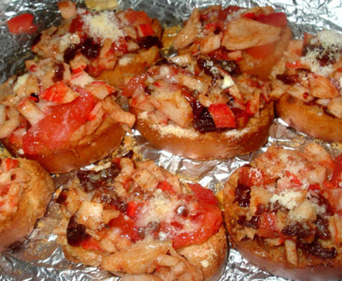 caranguejo, chipotle e tomate bruschetta