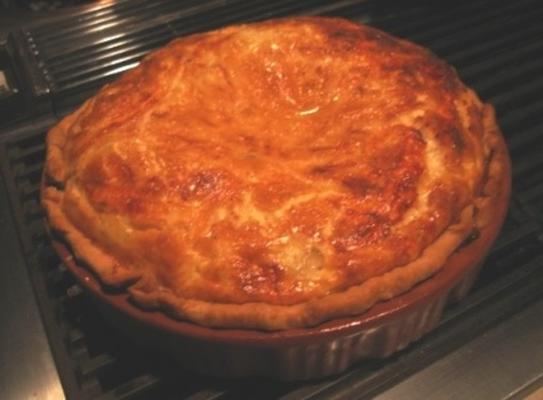 quiche de queijo suíço com cogumelos e cebolas