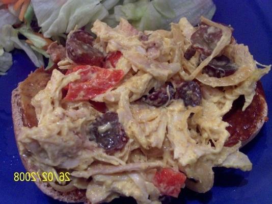 salada de frango ao curry com uvas e pimentão vermelho