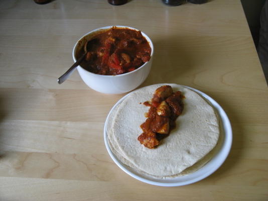 frango com molho rio grande em tortillas